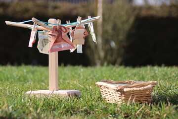 Origami Wäsche aus Geld, an der Wäschespinne aufgehängt
