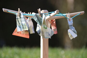 Origami Wäsche aus Geld, an der Wäschespinne aufgehängt