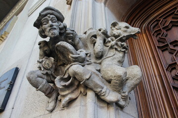 Facade sculpture