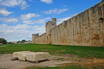 Le mura di Aigues Mortes – la Città Fortezza della Camargue. Francia	