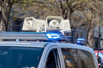 Beschallungsanlage auf dem Dach eines Polizei-Einsatzfahrzeuges