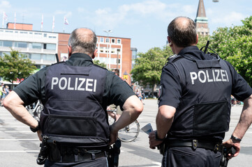 Polizisten im Einsatz bei einer Demonstratin in der Kieler Innenstadt