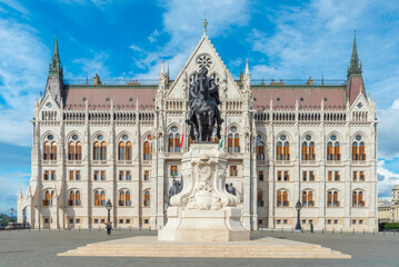 Budapeszt budynek Parlamentu widziany od frontu za dnia - obrazy, fototapety, plakaty