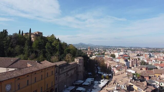 vista aerea di Cesena, citt&agrave; storica in emilia romagna, vicino al mare adriatico con vista rocca malatestiana e fontana masini