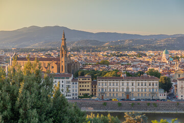 Fototapeta na wymiar Vue sur Florence, la Basilica di Santa Croce di Firenze et la Grande Synagogue au soleil couchant