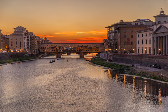 Vue sur l'Arno et le Ponte Vecchio au soleil couchant depuis le Ponte alle Grazie