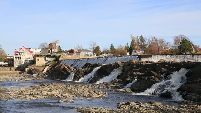 Vue du bassin et de la chute de Montmagny, au Qu&eacute;bec, Canada