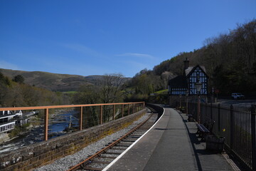Fototapeta na wymiar the unique train station of Berwyn in wales, which is a station that is on top of a bridge that goes over another bridge 
