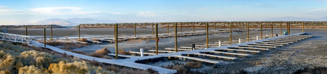 Fototapete Stadt am Wasser Panoramaaufnahme von verlassenen Bootsdocks auf Antelope Island am ausgetrockneten Great Salt Lake