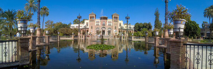 Obraz premium pabellón mudéjar del parque de María Luisa en la ciudad de Sevilla, España