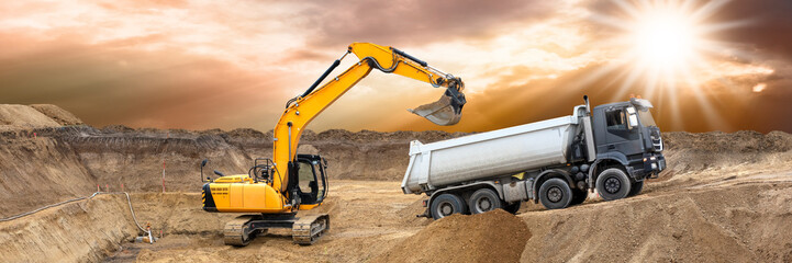  Bagger arbeitet im Tiefbau mit Erdarbeiten auf einer Baustelle