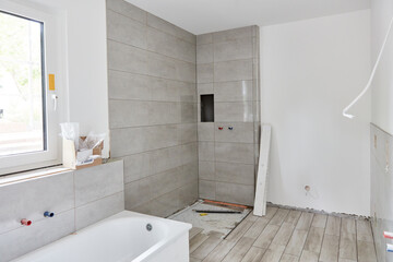 Fototapeta na wymiar Neues Badezimmer mit Fliesen nach Malerarbeiten