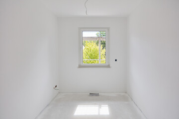 Kleiner weißer Raum mit Fenster nach Malerarbeiten