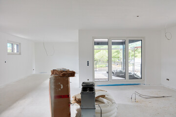 Großes Wohnzimmer nach Malerarbeiten beim Hausbau