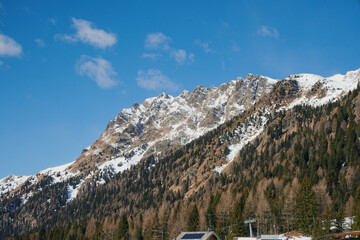 Zimowa panorama skalistych gór pokrytych śniegiem. © Tomasz