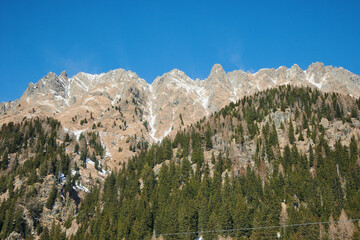 Zimowa panorama skalistych gór pokrytych śniegiem. © Tomasz