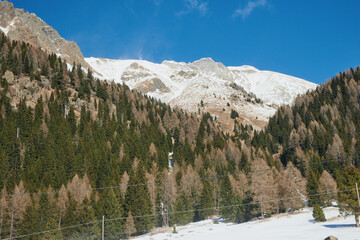 Zimowa panorama skalistych gór pokrytych śniegiem. - obrazy, fototapety, plakaty