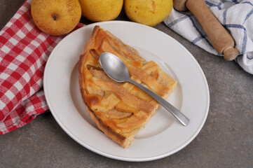 Part de tarte aux poires servie dans une assiette