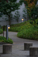 街灯がつく公園