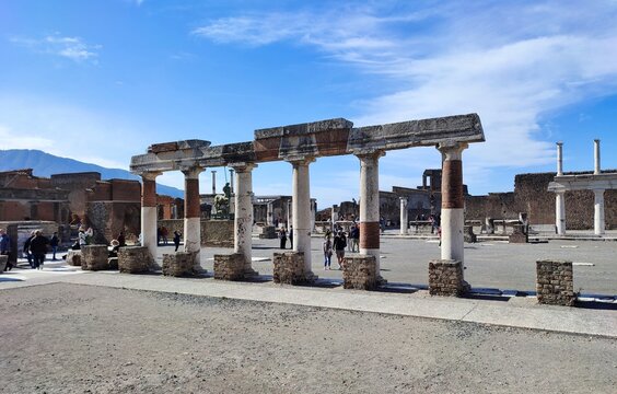 Pompei - Colonnato con trabeazione nella piazza del Foro