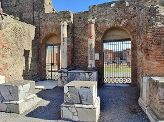Pompei - Entrate del Macellum dalla piazza del Foro
