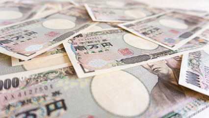 机の上に置かれた一万円札