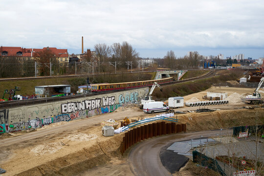 Bau der Autobahnbr&uuml;cke in Berlin Treptow zur Verl&auml;ngerung der A100