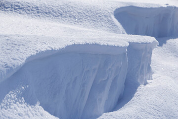 Obraz premium snowdrift in park at winter