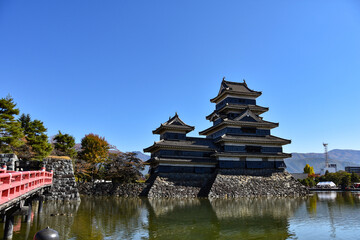 青空の秋の国宝松本城