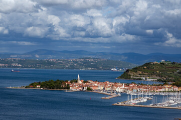 Panorama du golfe de Trieste sur la mer Adriatique avec le port d'Izola en Slovénie