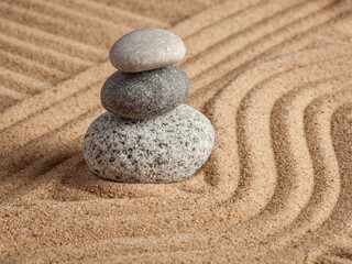 Japanse Zen-steentuin - ontspanning, meditatie, eenvoud en evenwichtsconcept - kiezelstenen en geharkt zand rustige kalme scène