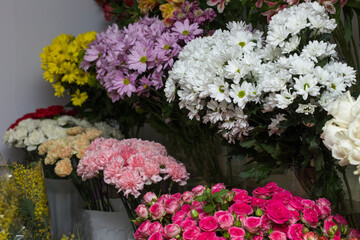 Fototapeta na wymiar Many flowers in a vase in a flower shop on display