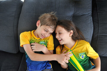 juntos  comemorando gol brasil copa do mundo vitória feliz  - obrazy, fototapety, plakaty