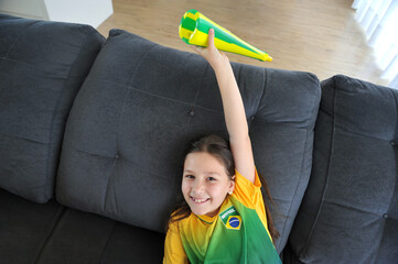 menina comemorando futebol brasil sala de tv 