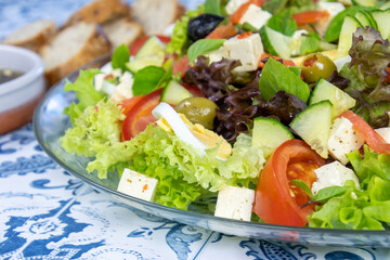 salade composée au fromage et à l'olive