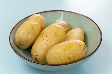 pomme de terre dans un plat sur une table