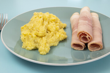 assiette de jambon et purée en gros plan