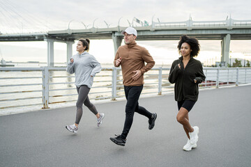 Obraz premium Friends do running and fitness together. Runners use sports comfortable clothes.