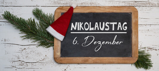 Nikolaustag 6. Dezember Nikolaus Feiertag Hintergrund Grußkarte - Kreidetafel, Nikolausmütze und...
