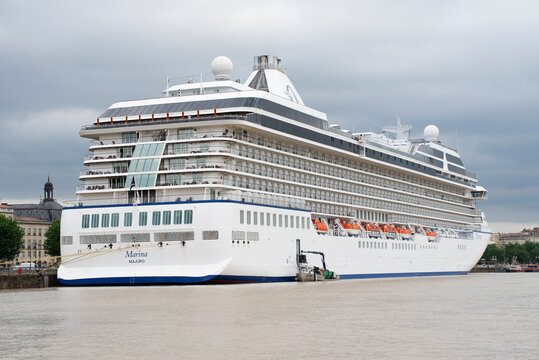 Navire de croisière Marina de la classe Oceania à quai à Bordeaux, France en juin 2022