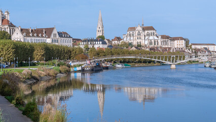 Fototapeta na wymiar Abbaye Saint Germain de Auxerre de jour avec reflet dans le fleuve de Yonne. France.