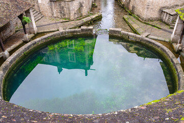 La fosse Dionne dans la ville de Tonerre en Bourgogne, France. Attraction touristique.