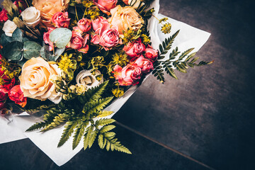 Fototapeta na wymiar Bouquet de fleurs dans son emballage
