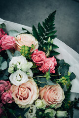 Bouquet de fleurs dans les tons pastels