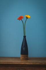 Vase avec gerberas sur une table en bois