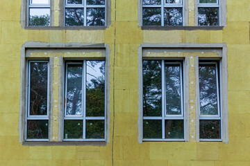 Insulation of the facade of a multi-storey building