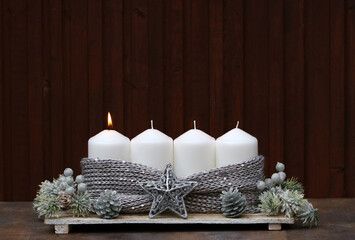 Fotoserie zur Adventszeit: Dekoration zum ersten Advent eine brennende Kerzen mit  Dekoration vor...