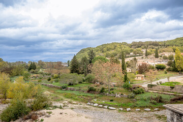 Fototapeta na wymiar Le village de Vogüé en Ardèche