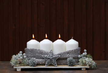 Fotoserie zur Adventszeit: Dekoration zum dritten Advent drei brennende Kerzen mit  Dekoration vor...