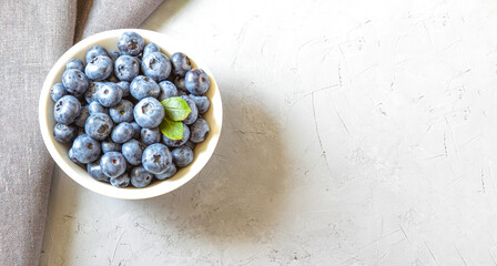 Fototapeta na wymiar blueberries in a bowl